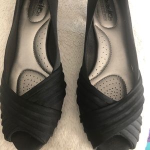 Black small heeled dress shoe